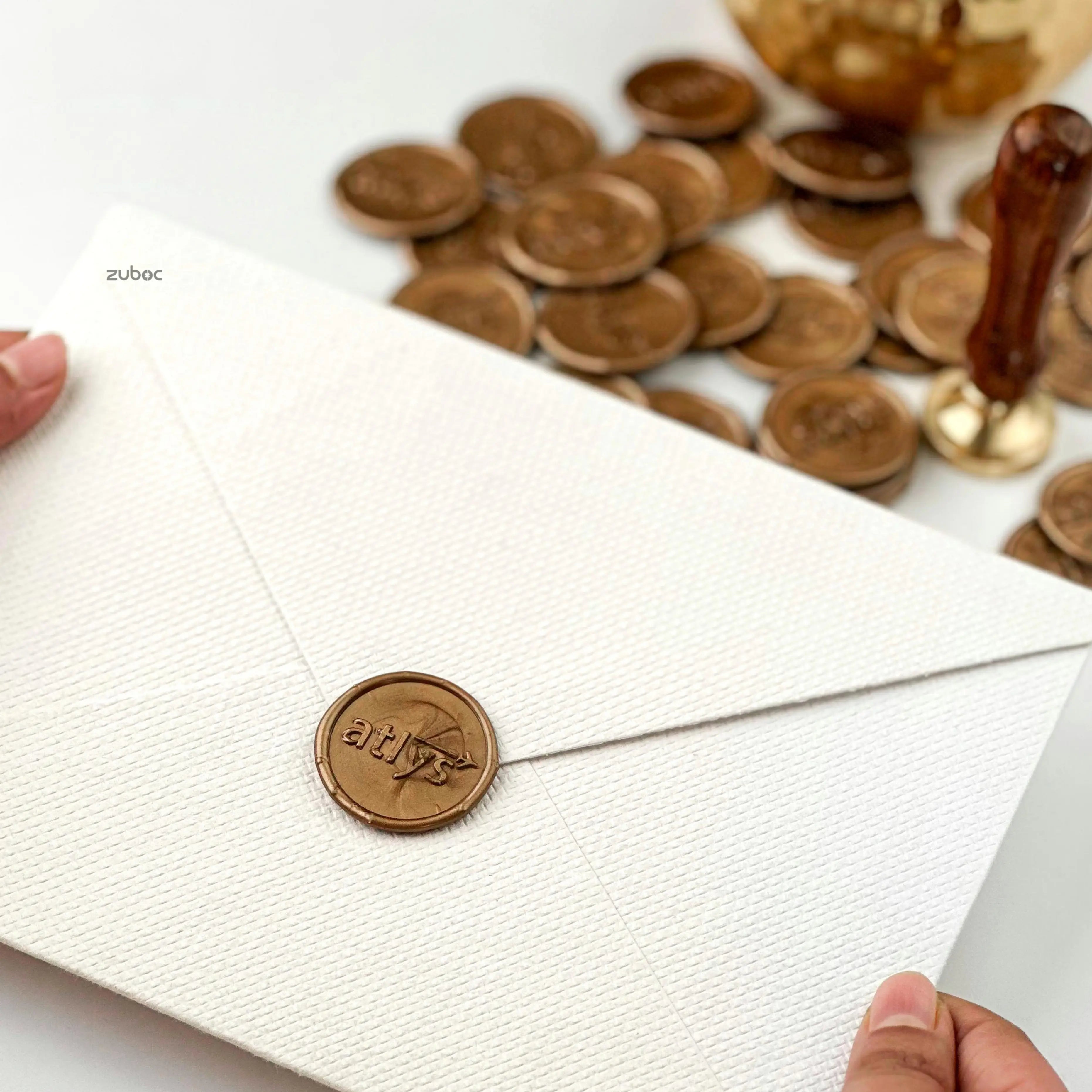 Custom Round Wax Stamp 2.5cm for elegant gift wrapping and luxury invitations