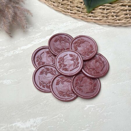 Wax seal in champange with a chilly leaf design, perfect for gifts and invitations